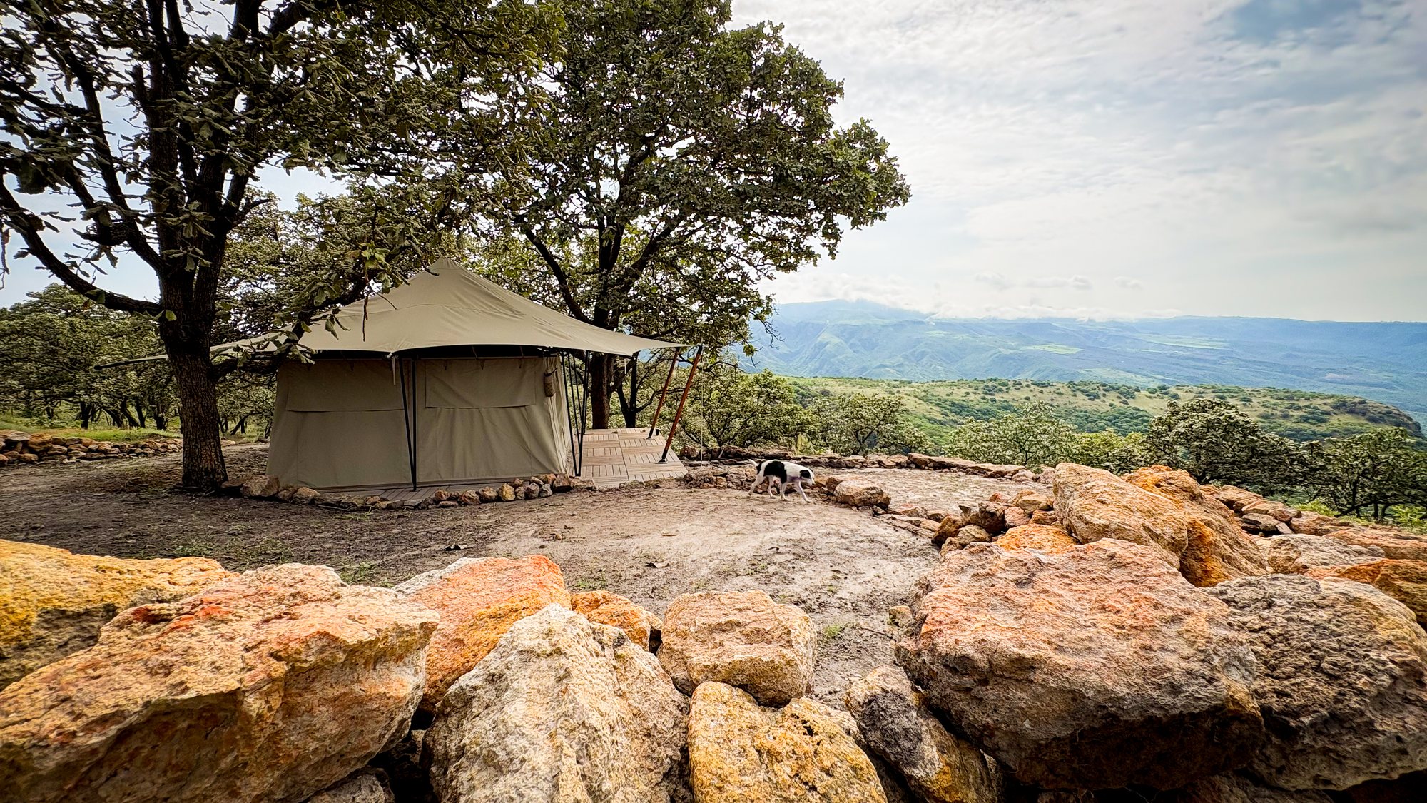 Campamento sobre roca con vista al valle